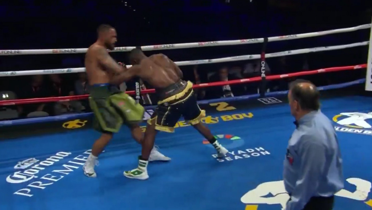 Дебютным поражением завершился бой на вечере бокса в США