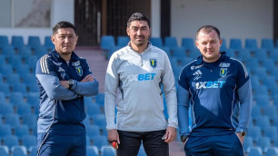 Самат Смаков (в центре). Фото: ©ФК "Жетысу"