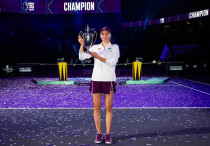 Елена Рыбакина с титулом WTA Finals. Фото: Jimmie48©