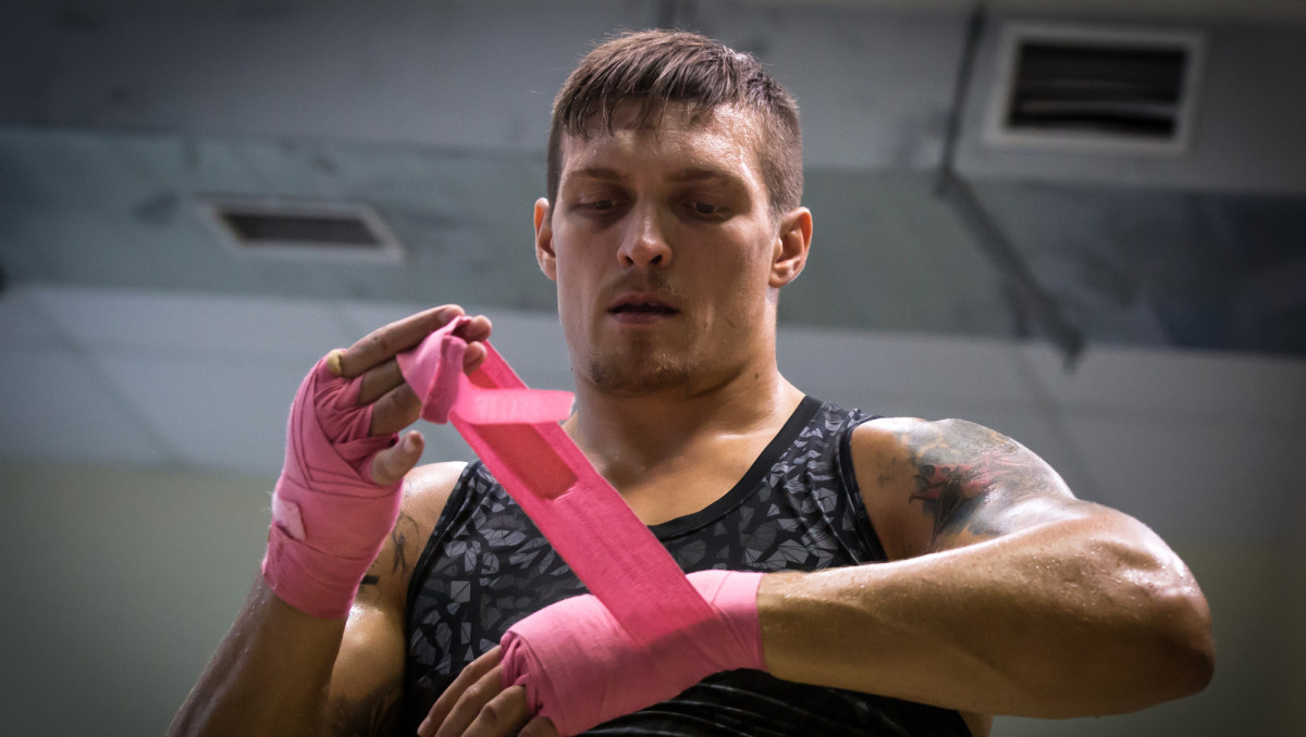 Усик лишился звания абсолютного чемпиона мира: пояс забрал нокаутёр с 20-0