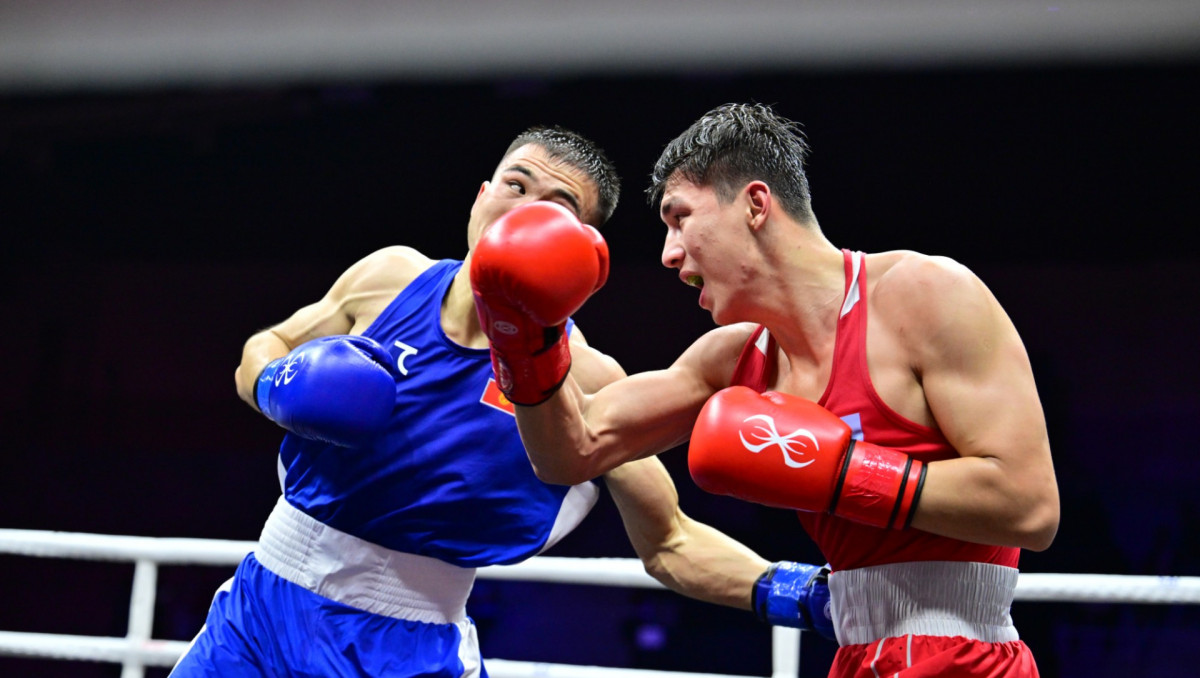 Казахстанский боксёр разгромил чемпиона мира и вышел в финал