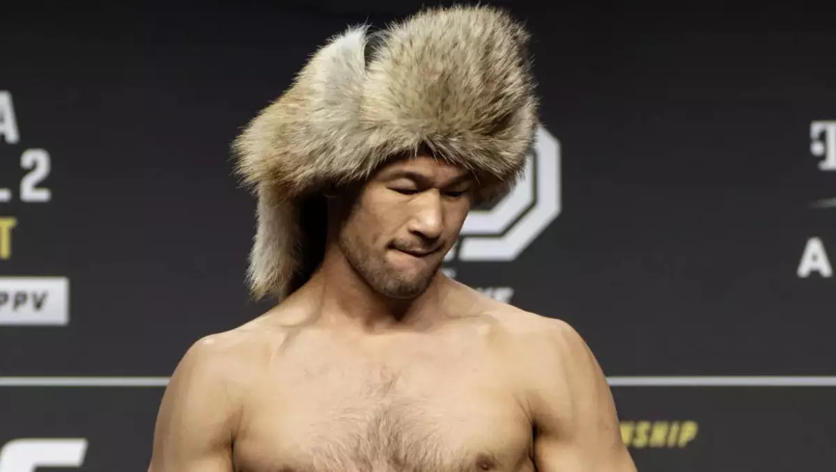 Рахмонову "записали" победу над Махачевым в бою за титул UFC