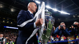 Зинедин Зидан с кубком Лиги чемпионов. ©Depositphotos/mrogowski_photography