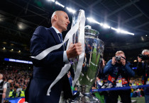 Зинедин Зидан с кубком Лиги чемпионов. ©Depositphotos/mrogowski_photography
