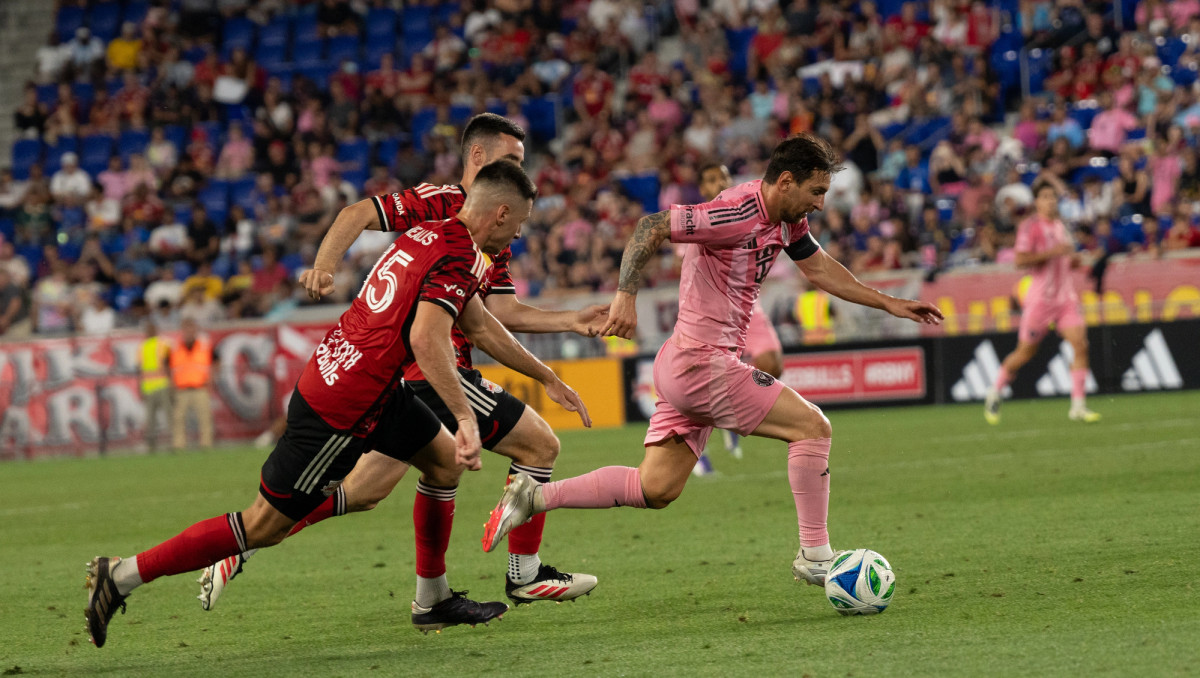 Флик высказался о возвращении Месси в "Барселону"