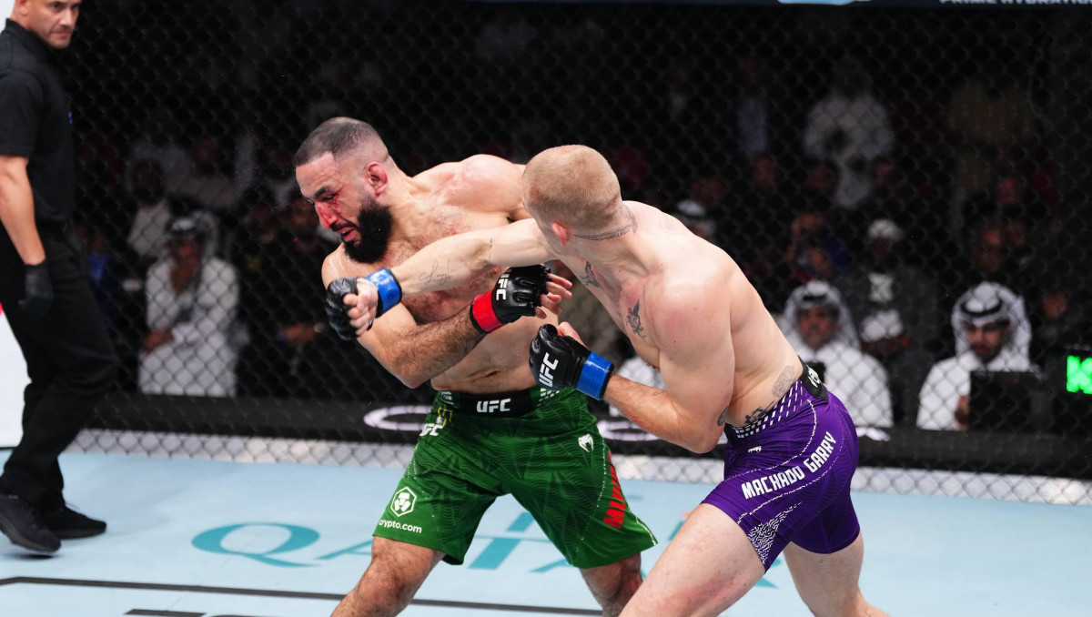 Бывший соперник Рахмонова выиграл соглавный бой в UFC