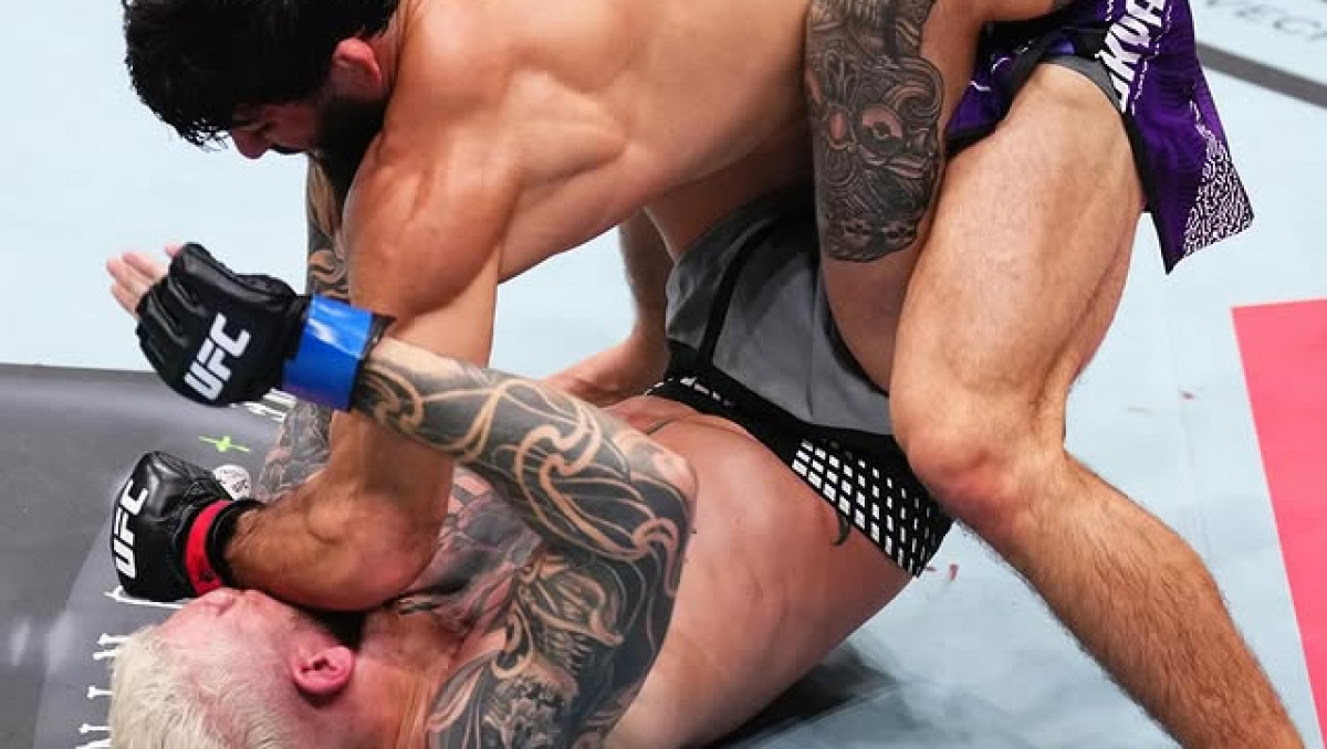 Досрочным финишем обернулся главный бой UFC с участием казахстанцев