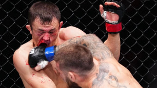 Бой Бекзата Алмахана (слева) и Александра Топурии в UFC ©instagram.com/ufceurasia