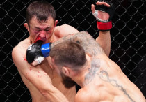 Бой Бекзата Алмахана (слева) и Александра Топурии в UFC ©instagram.com/ufceurasia