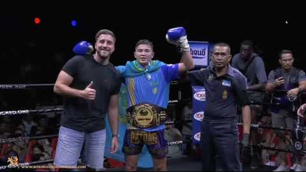 17-летний казахстанец нокаутировал соперника и завоевал пояс чемпиона во втором бою