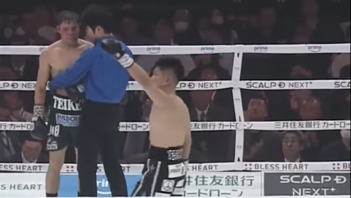 Непобежденный талант нокаутировал экс-чемпиона и завершил его карьеру