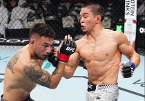 Асу Алмабаев в бою с Алексом Пересом. Фото: IG/asu_zulfikar57©