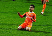 Аббосбек Файзуллаев празднует свой первый гол в Турции. Фото: ФК "Истанбул Башакшехир"©