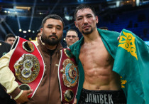 Жанибек Алимханулы (справа) после победы над Анауэлем Нгамиссенге. ©Vesti.kz/Турар Казангапов