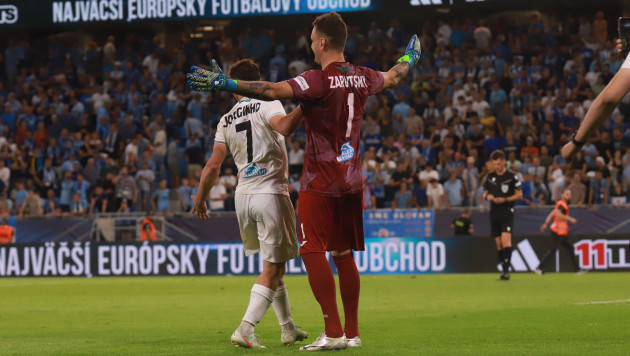 Александр Заруцкий празднует победу в серии пенальти против "Слована". Фото: ФК "Кайрат"/Арман Джаксыгулов©