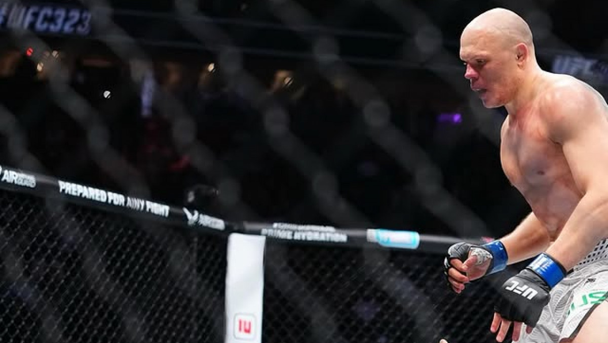 Боец из Узбекистана отправил соперника в нокдаун в драматичном бою UFC