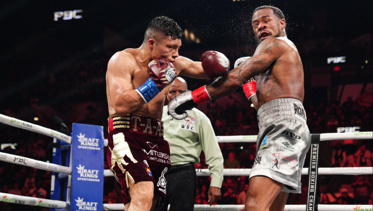 С неожиданным исходом обернулся главный бой вечера, где должен был выступить Алимханулы