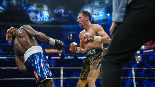 Жанибек Алимханулы (справа) в бою против Анауэля Нгамиссенге. ©Vesti.kz/Турар Казангапов