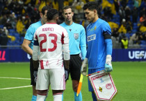 Капитаны "Олимпиакоса" и "Кайрата" перед матчем. Фото: Vesti.kz/Маржан Куандыкова©