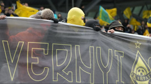 Фанаты "Кайрата" на матче с "Олимпиакосом". Фото: Vesti.kz/Маржан Куандыкова©