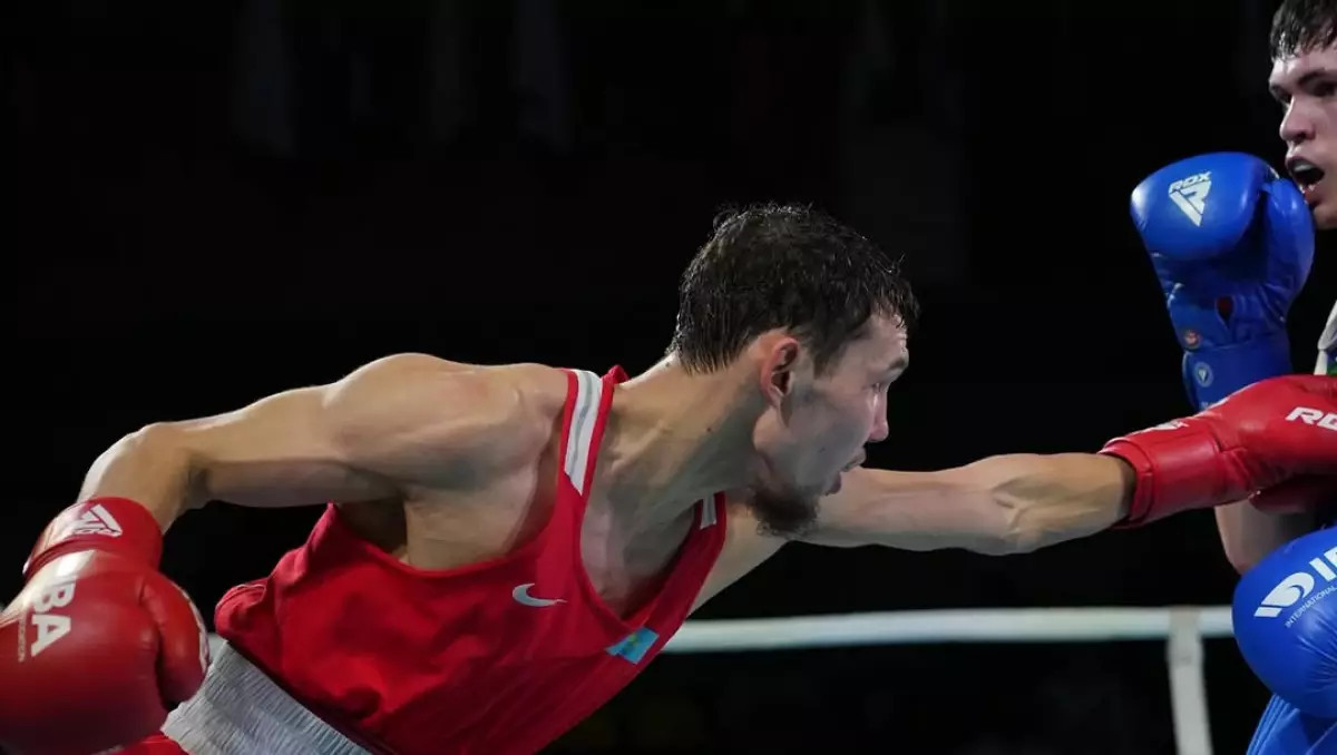Нокдауном обернулся бой казахстанского вице-чемпиона мира против нокаутёра из профи на ЧМ-2025