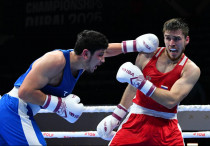 Акмалжон Исроилов (слева) в бою против Шарабутдина Атаева. ©Федерация бокса Узбекистана