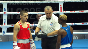 Даниял Сабит (слева) на ЧМ-2025 по боксу от IBA. ©Кадр из видео