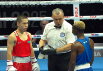 Даниял Сабит (слева) на ЧМ-2025 по боксу от IBA. ©Кадр из видео