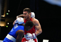 Турарбек Хабибуллаев (справа) в четвертьфинальном бою против Хулио Сезара Ла Круса. ©Федерация бокса Узбекистана