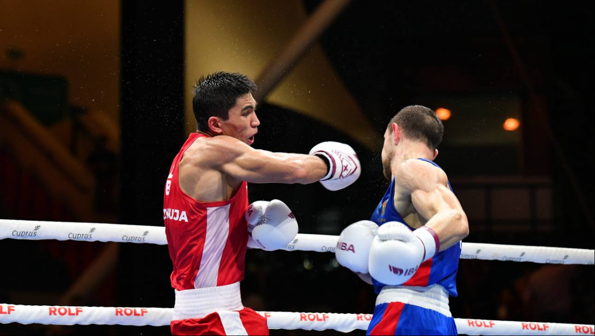 Обидчик казаха из Узбекистана побывал в нокдауне и отменил сенсацию на ЧМ