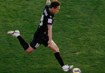 Асхат Тагыберген исполняет штрафной удар. Фото: ФК "Тобол"©