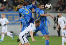 Иван Ордец (справа) в матче Украина - Словакия. Фото: zn.ua©