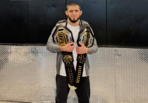 Ислам Махачев с поясами UFC. Фото: IG/islam_makhachev©
