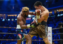 Жанибек Алимханулы (справа) в бою против Анауэля Нгамиссенге. ©Vesti.kz/Турар Казангапов