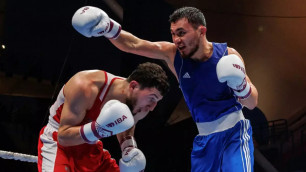 Ерасыл Жакпеков (справа) в бою против Джамбулата Бижамова на ЧМ-2025 по боксу. ©IBA