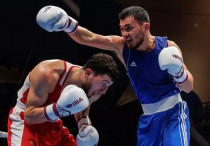 Ерасыл Жакпеков (справа) в бою против Джамбулата Бижамова на ЧМ-2025 по боксу. ©IBA