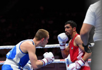 Абдумалик Халоков в бою против Всеволода Шумкова в финале ЧМ-2025 по боксу. ©Федерация бокса Узбекистана