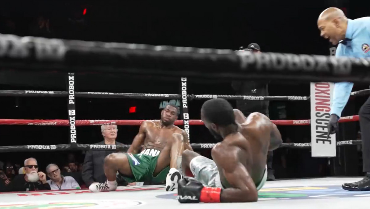 Одновременными нокдаунами обернулся бой на вечере бокса в США