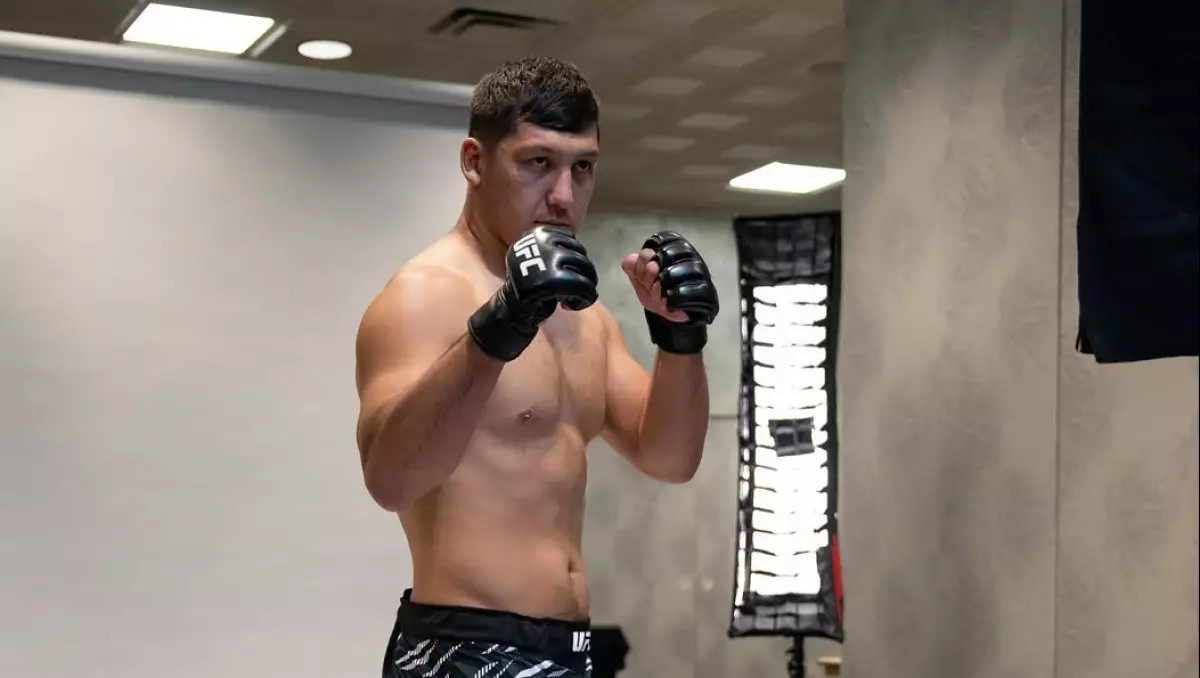 Казахстанец узнал следующего соперника в UFC