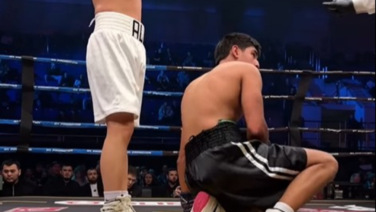 Бой боксёров Казахстана и Узбекистана обернулся разгромом с нокдауном