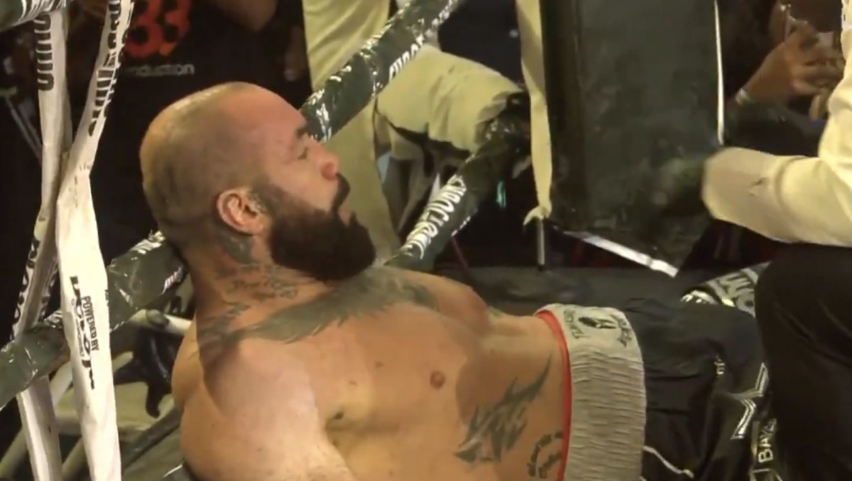 Бой с участием олимпийского чемпиона завершился нокаутом в первом раунде