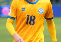 Футболист в форме сборной Казахстана. Фото: Vesti.kz/Маржан Куандыкова©