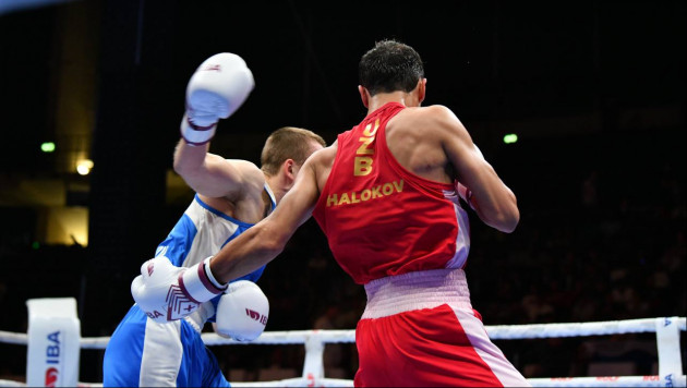 Абдумалик Халоков (справа) в бою против Всеволода Шумкова в финале ЧМ-2025 по боксу. ©Федерация бокса Узбекистана