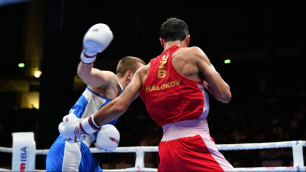 Абдумалик Халоков (справа) в бою против Всеволода Шумкова в финале ЧМ-2025 по боксу. ©Федерация бокса Узбекистана