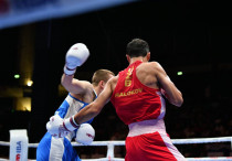 Абдумалик Халоков (справа) в бою против Всеволода Шумкова в финале ЧМ-2025 по боксу. ©Федерация бокса Узбекистана