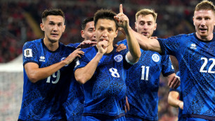 Асхат Тагыберген (по центру) в сборной Казахстана. ©КФФ