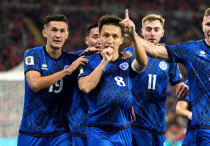 Асхат Тагыберген (по центру) в сборной Казахстана. ©КФФ