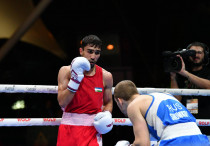 Абдумалик Халоков (справа) в бою против Всеволода Шумкова в финале ЧМ-2025 по боксу. ©Федерация бокса Узбекистана