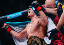 Жалгас Жумагулов после победы над Давидом Дворжаком. Фото: OKTAGON MMA©