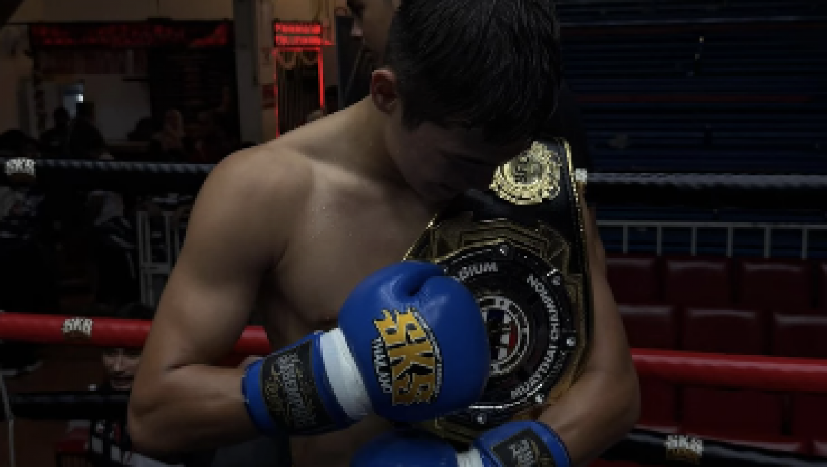 17-летний казах нокаутировал бойца из России и завоевал титул чемпиона